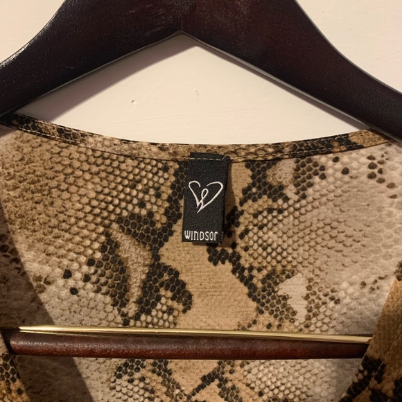 Windsor Rattlesnake Tie Around Flare Sleeve Crop Top - Picture 4 of 5